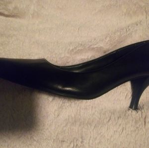 Nine & Co black leather pump